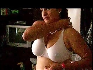 karishma big boobs aunty wearing bra tight nip show